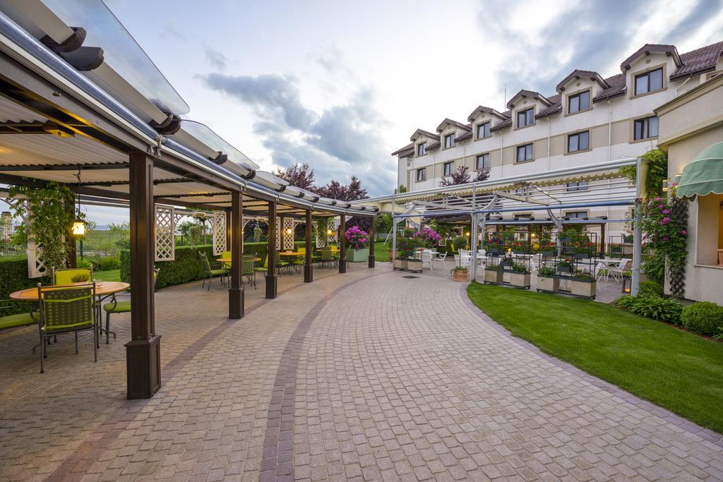 Hotel Sonnenhof Сучава Екстер'єр фото